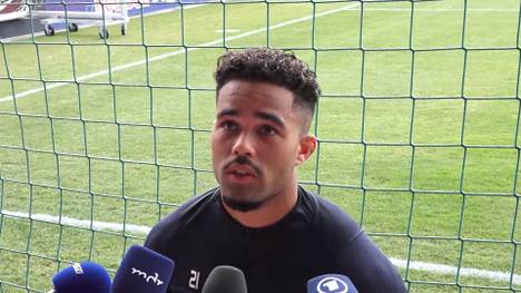 RB Leipzig Neuzugang Justin Kluivert verrät, dass sein größtes Idol Papa Patrick Kluivert ist. Dennoch eifert der 21-Jährige auch Cristiano Ronaldo nach, den er auch abseits des Platzes bewundert.