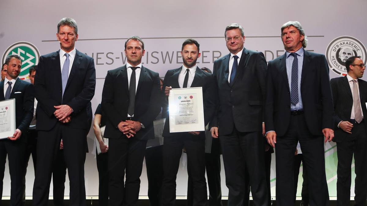 2016 wird Domenico Tedesco als Lehrgangsbester ausgezeichnet. Beim VfB Stuttgart schicken sie den Italiener weg, er heuert in Hoffenheims NLZ an. Nach einem kurzen Engagement bei Erzgebirge Aue trainiert der Deutsch-Italiener derzeit den FC Schalke 04