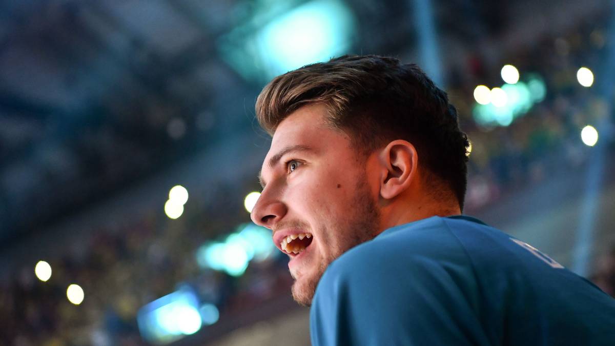 Auch Mavs-Coach Rick Carlisle ist begeistert: "Er ist der Spieler, den wir unbedingt wollten." Doncic selbst freut sich besonders auf Nowitzki. "Er ist eine Legende, ein Anführer. Ich bin sehr stolz, hier zu sein", freute sich der 19-Jährige