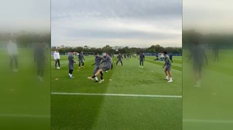 Ander Herrera tunnelte im Training von PSG seinen Teamkollegen Neymar. Letzterer jedoch zeigte sich spaßeshalber verärgert - und trat seinen Mannschaftskameraden kurzerhand um.