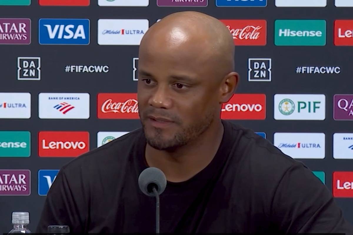 Bayerns Trainer Vincent Kompany wird auf der PK nach dem Sieg gegen die Boca Juniors auf Lionel Messi angesprochen. Der Coach schwärmt in höchsten Tönen.