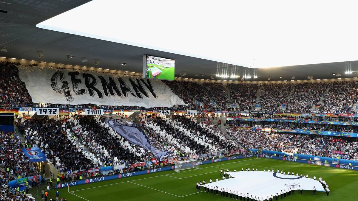 Im Stadion bringen die Fans des Weltmeisters mit einer Choreo ihren Wunsch vom vierten EM-Titel zum Ausdruck. Vor dem Anpfiff wird an die bisherigen Triumphe 1972, 1980 und 1996 erinnert