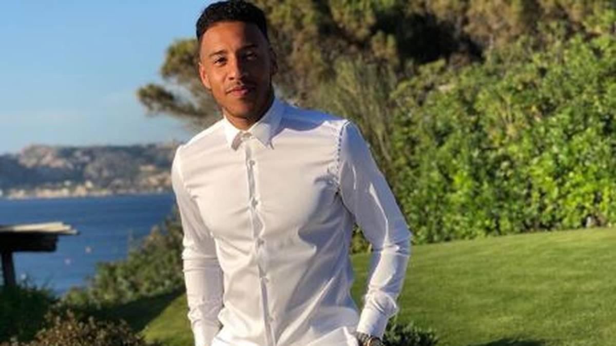 Bayern-Star Corentin Tolisso urlaubt derzeit auf Sardinien und gibt in White Fashion eine gute Figur ab