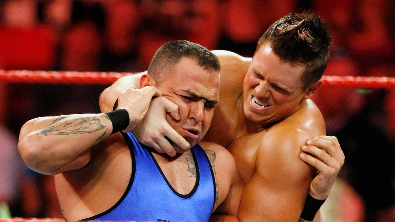 Santino Marella (l., mit The Miz) musste seine aktive Karriere schon 2014 beenden
