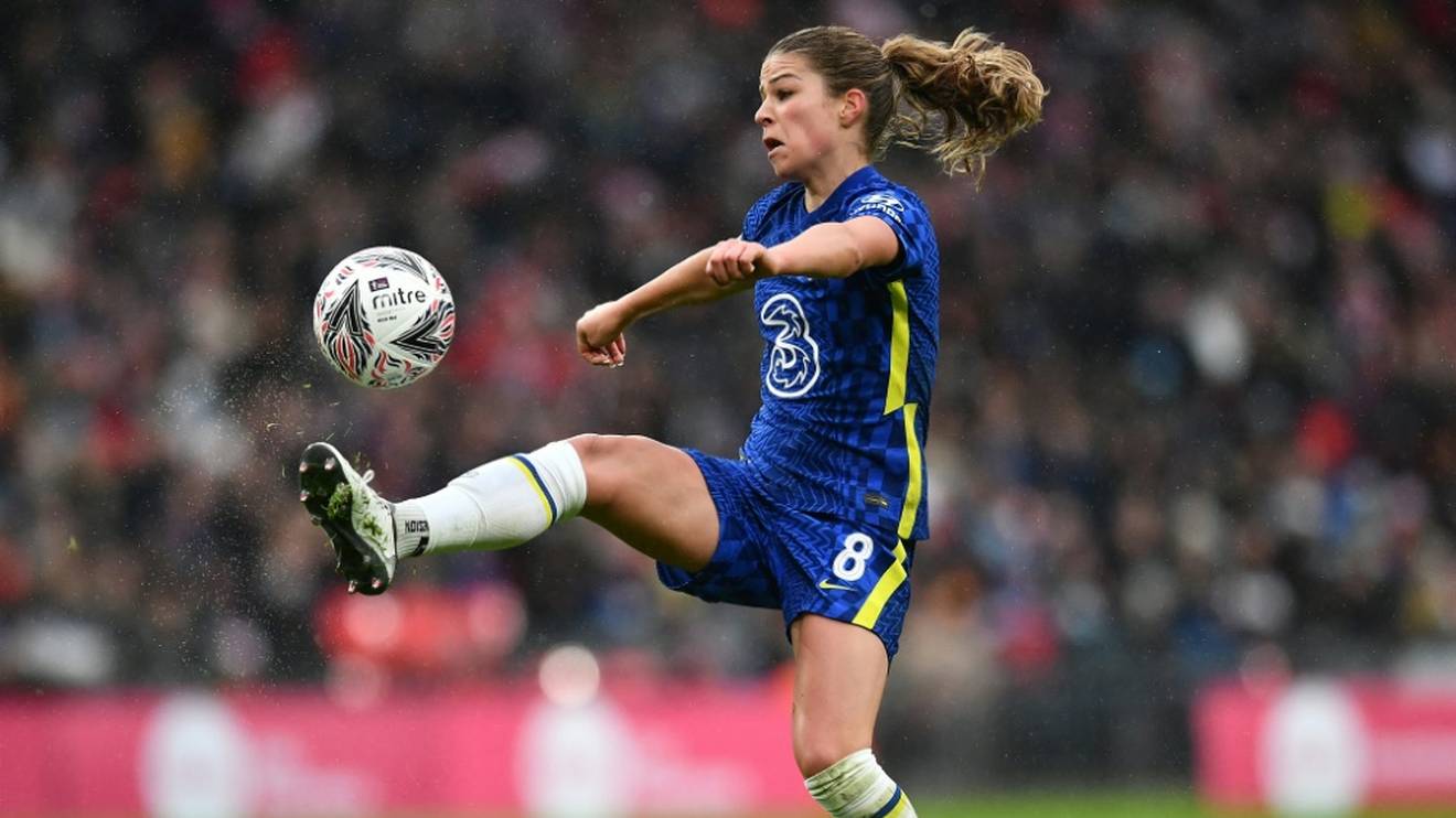 Melanie Leopols draagt ​​een shirt van Chelsea FC