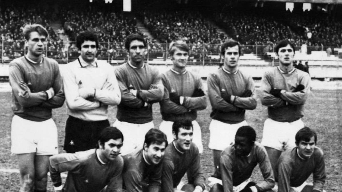 AIMÉ JACQUET: Der Weltmeister-Coach (o.li.) von 1998 feierte als Spieler 1960 sein Debüt für Saint-Étienne, unterschrieb aber erst 1961 einen Profivertrag, weil er zuvor noch hauptberuflich in einem kleinen Unternehmen arbeitete. Jacquet gewann mit den Verts insgesamt fünf Meisterschaften und wurde drei Mal Pokalsieger