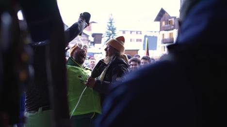 Daniel Maier feiert ihre Goldmedaille im Skicross feuchtfröhlich. Zwischen Jubelgesang und einer Champagnerdusche lässt es das Ski-Ass ordentlich krachen.