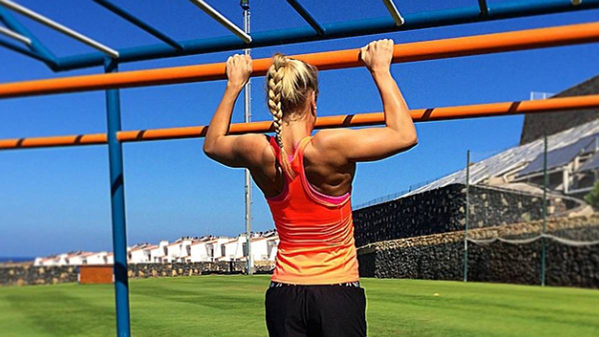 Lisa Zaiser trainiert für mehr Speed im Wasser fleißig ihre Schultermuskulatur