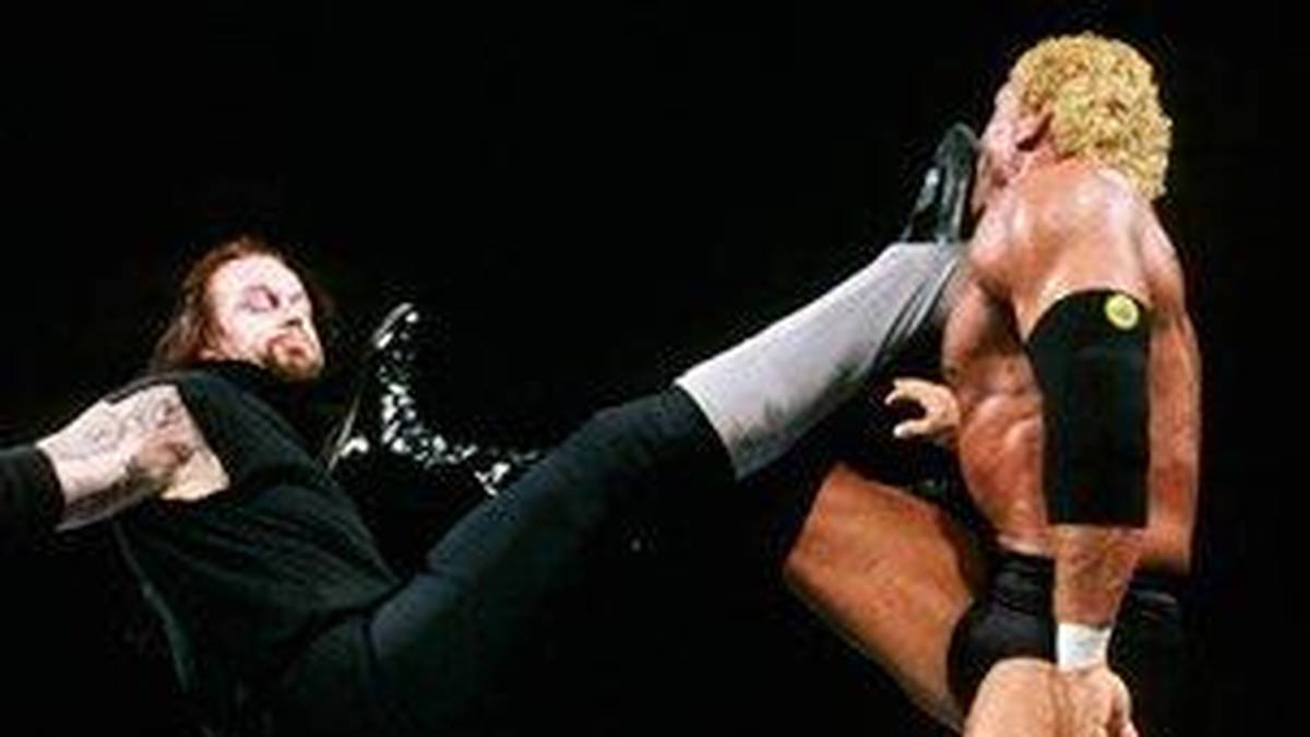 WRESTLEMANIA 13: THE UNDERTAKER besiegt SYCHO SID. Zum ersten Mal in seiner schon lange erfolgreichen Karriere darf der Undertaker im WrestleMania-Hauptkampf ran und den damals amtierenden Champion entthronen - den vom "Justice" zum "Sycho" umbenannten Sid