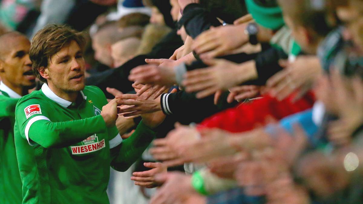 Clemens Fritz nach Werder Bremens Sieg gegen Bayer 04 Leverkusen in der Fankurve