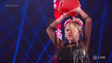 Zum Abschluss von WWE Monday Night RAW zückt Alexa Bliss vor Randy Orton Streichholz und Benzinkanister - und äußert eine seltsame Forderung.