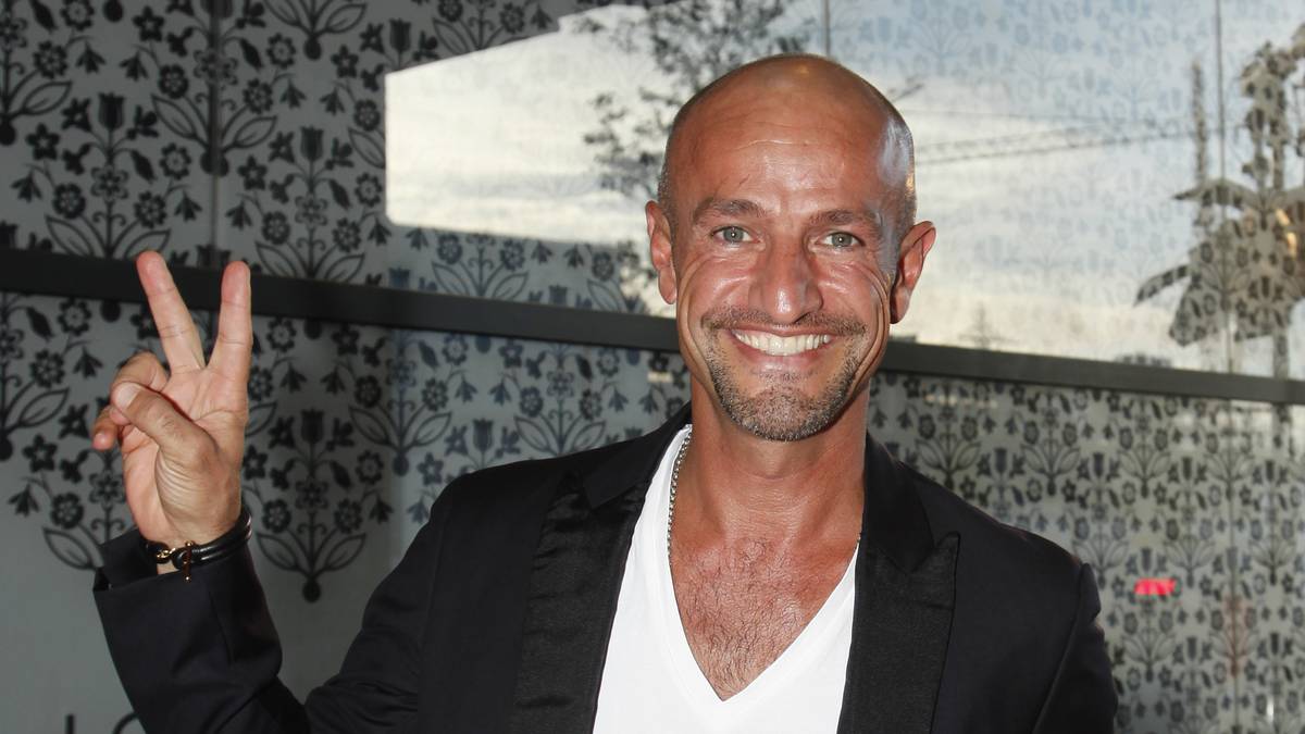 Hat ein Auge für Schönes: Model-Agent Peyman Amin feiert ebenfalls mit (Archivfoto)