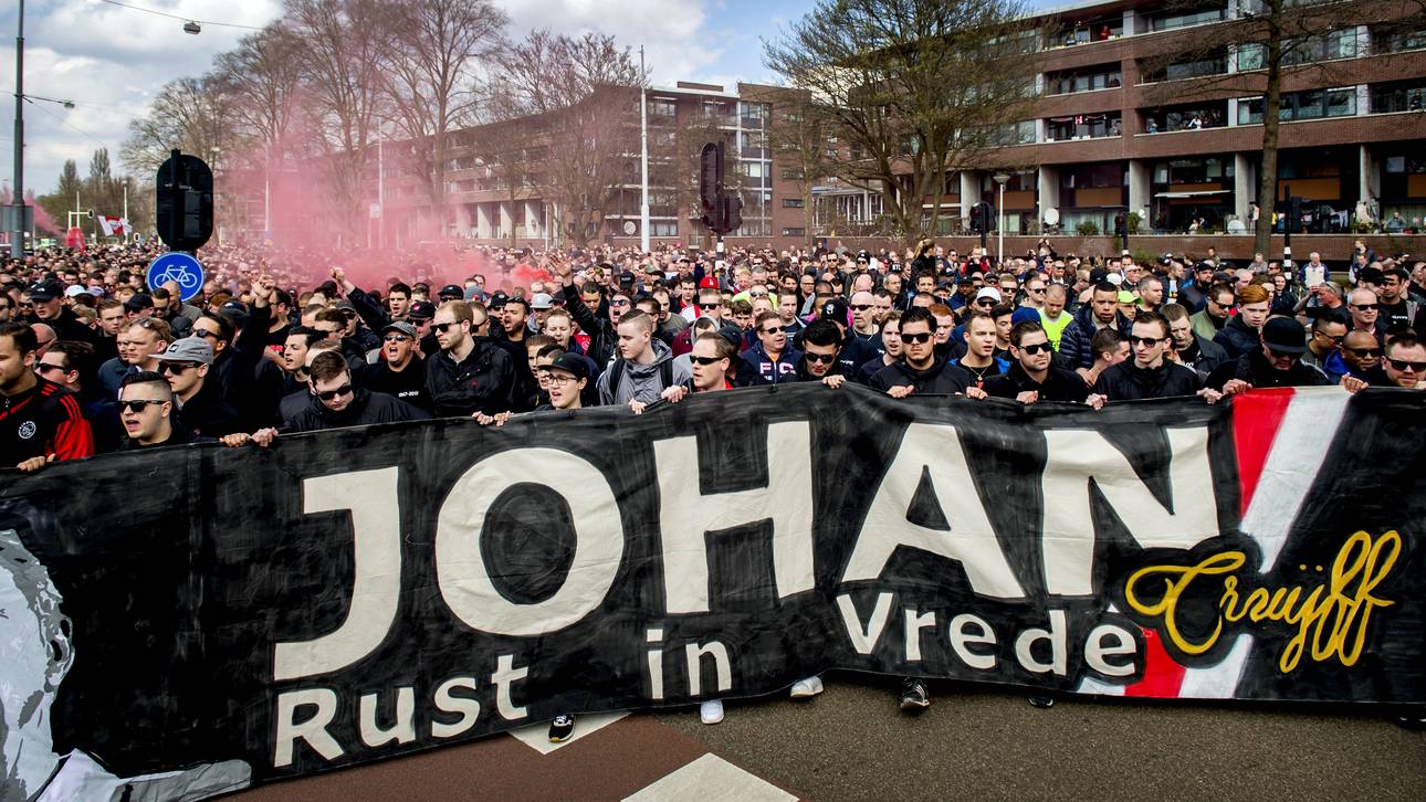 Ajax ehrt Cruyff mit Gedenkmarsch