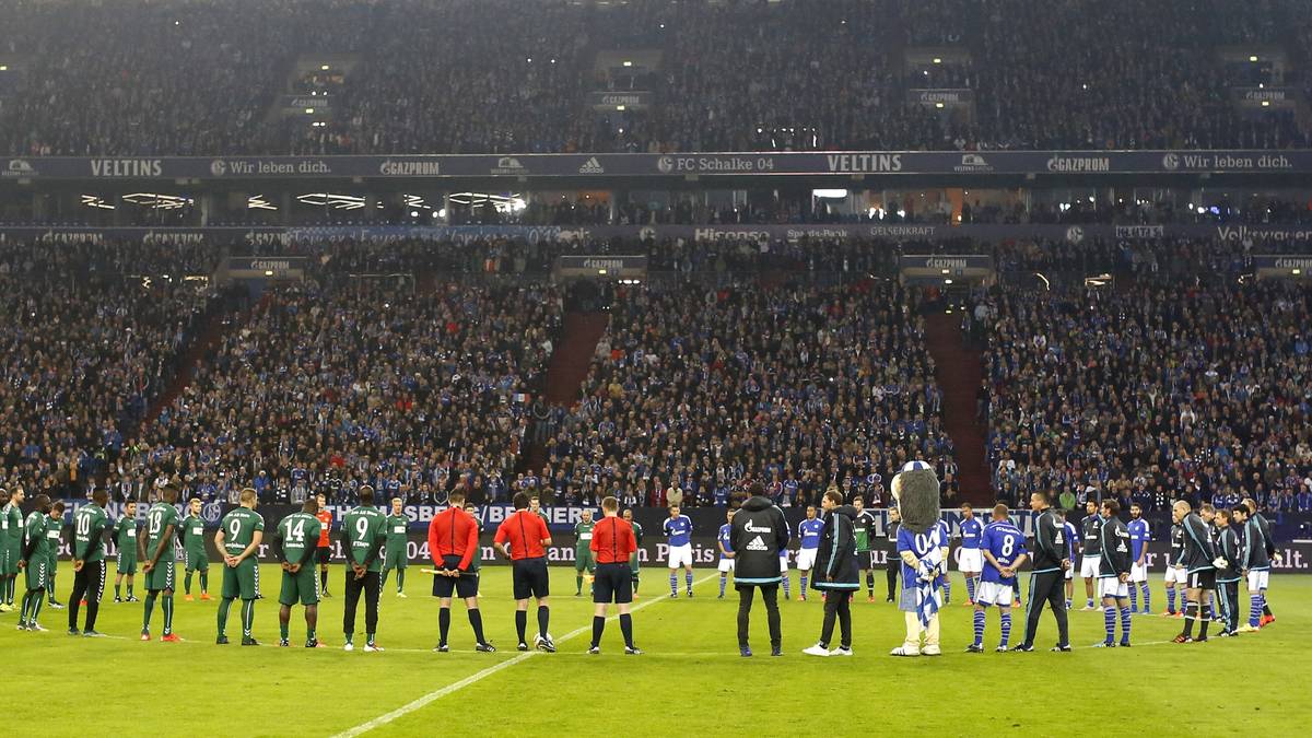 In Erinnerung an die Opfer gibt es vor der Partie eine Schweigeminute. Allen Spieler versammeln sich dafür am Mittelkreis