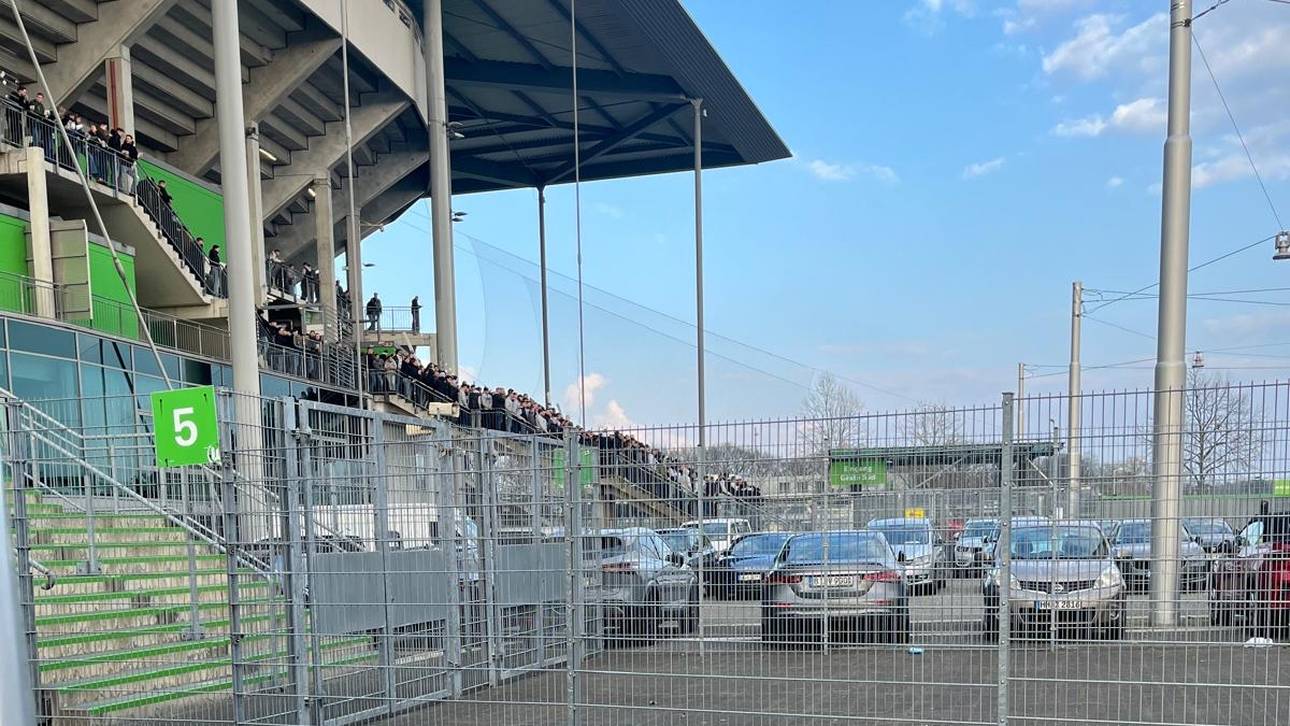 Die Fans von Werder Bremen stehen noch immer vor dem Stadion
