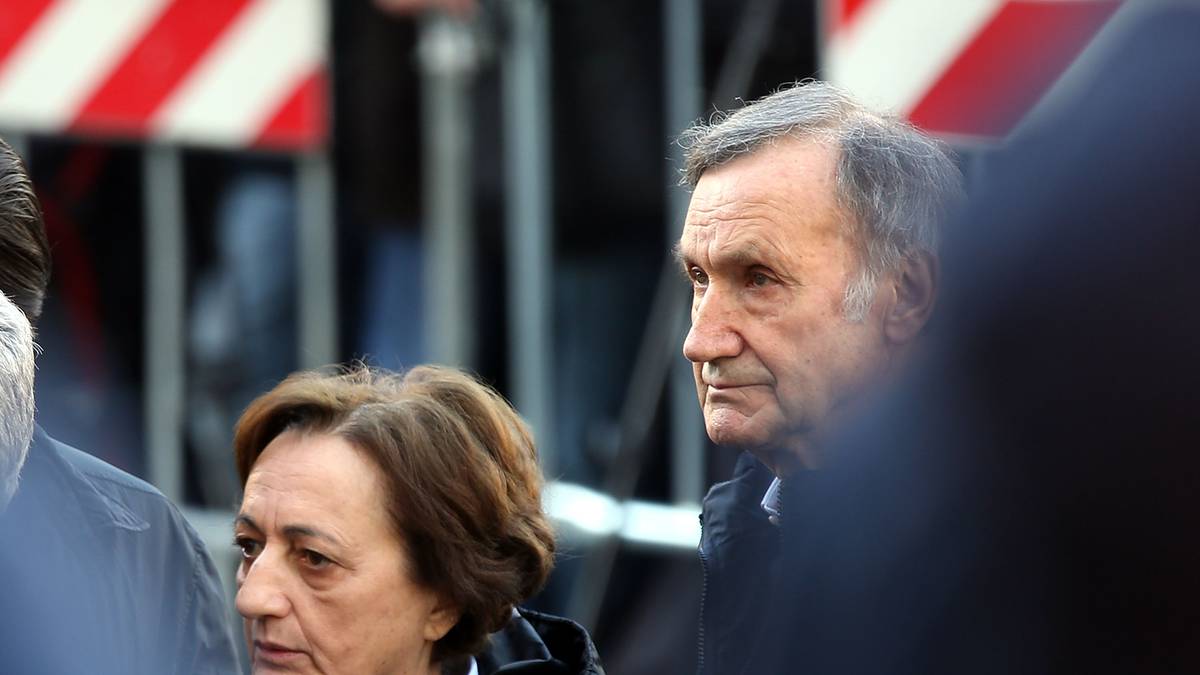 Auch die Eltern von Davide Astori betraten die Kirche. Ihr Sohn hatte einen Herzstillstand erlitten