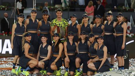 Bei den Madrid Open schlägt Carlos Alcaraz den deutschen Jan-Lennard Struff. Doch der Fokus lag nicht nur auf dem sportlichen, sondern auch auf den als Ballfrauen eingesetzten Models. 