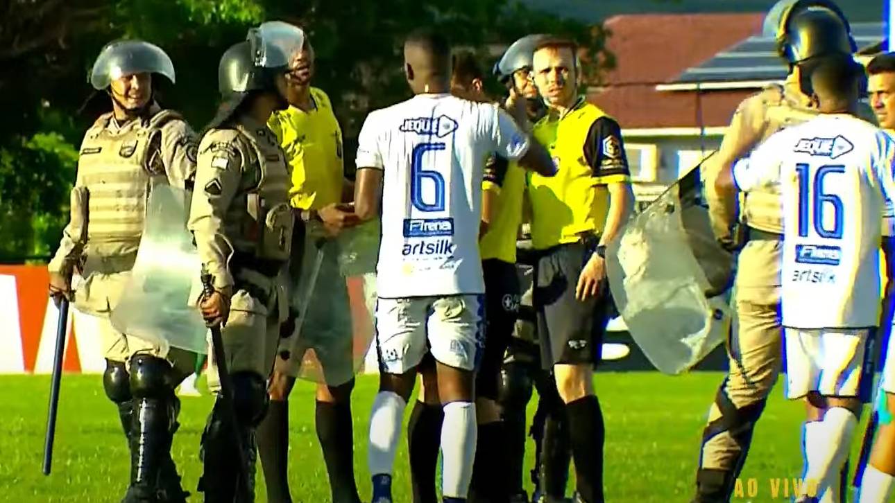 Die Polizei stürmte mit dem Halbzeitpfiff auf den Platz um die Sicherheit der Schiedsrichter zu gewährleisten