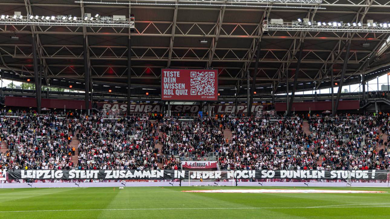 Banner der Fans von RB Leipzig zum Gedenken an die Opfer der Amokfahrt 