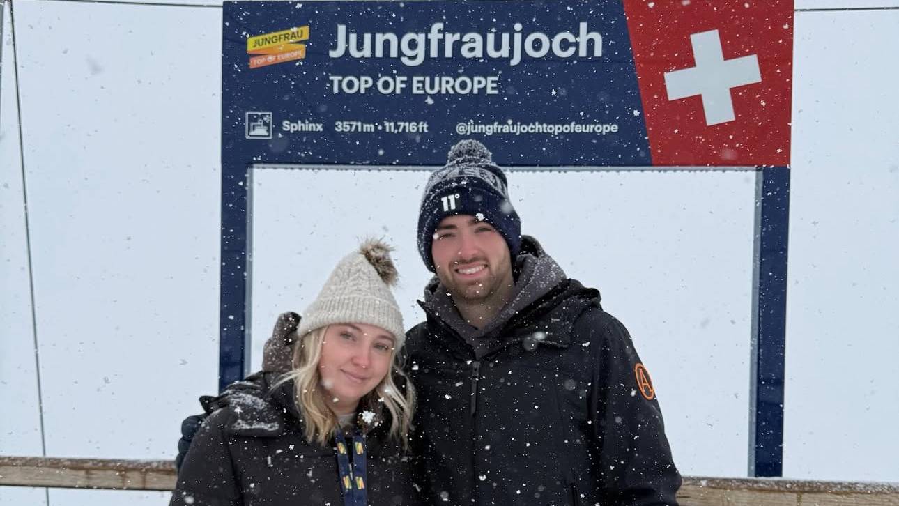 Luke Humphries mit seiner Verlobten Kaylie auf der Aussichtsplattform des „Jungfraujoch - Top of Europe“ in den Berner Alpen.