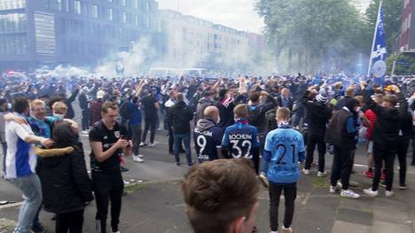 Der VfL Bochum ist nach dem 3:1-Sieg den SV Sandhausen zurück in der Bundesliga. Die Fans feiern den Aufstieg euphorisch.