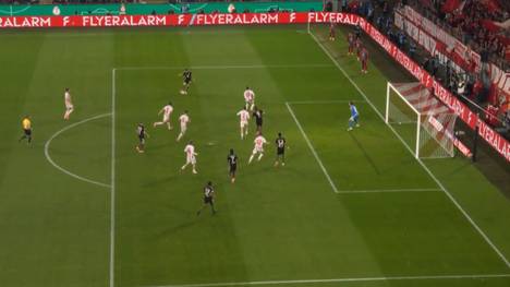 Der FC Bayern gerät in der 2. Runde des DFB-Pokals beim 1. FC Köln erstmals in dieser Saison in Rückstand. Dann aber hilft das Schiri-Gespann, das Spiel zu drehen - und natürlich ein wieder einmal überragender Harry Kane. Kommentator: Jochen Stutzky.