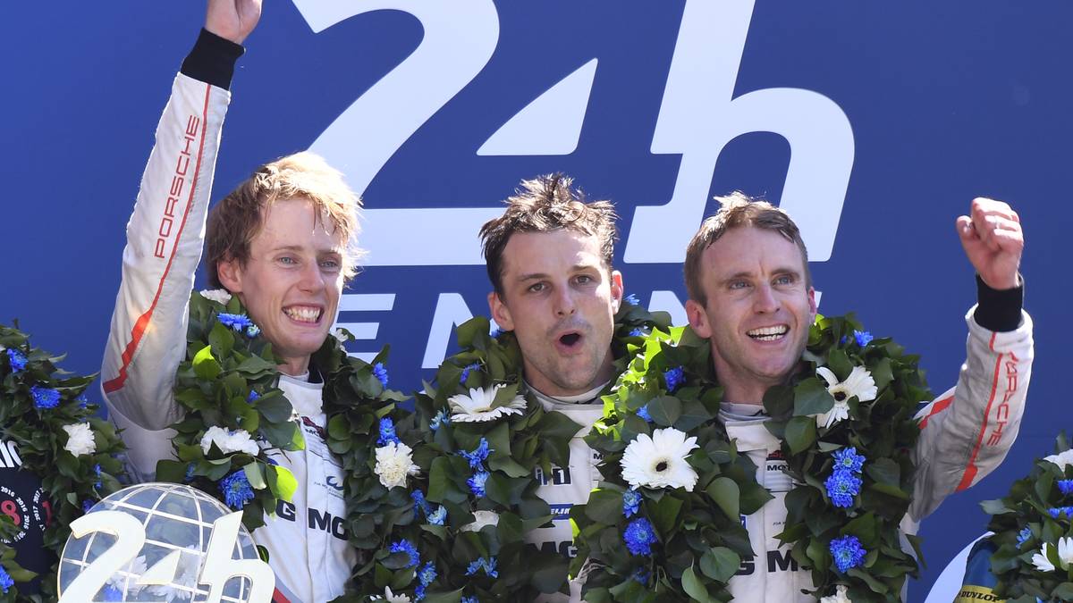 Timo Bernhard (r.) feierte mit seinen Teamkollegen Earl Bamber und Brendon Hartley den Sieg beim 24-Stunden-Rennen von Le Mans