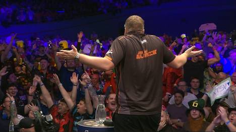 Der Walk-On von Dirk van Duijvenbode sorgt bei der European Championship für ein Pfeifkonzert und einen sichtlich verwirrten Niederländer.