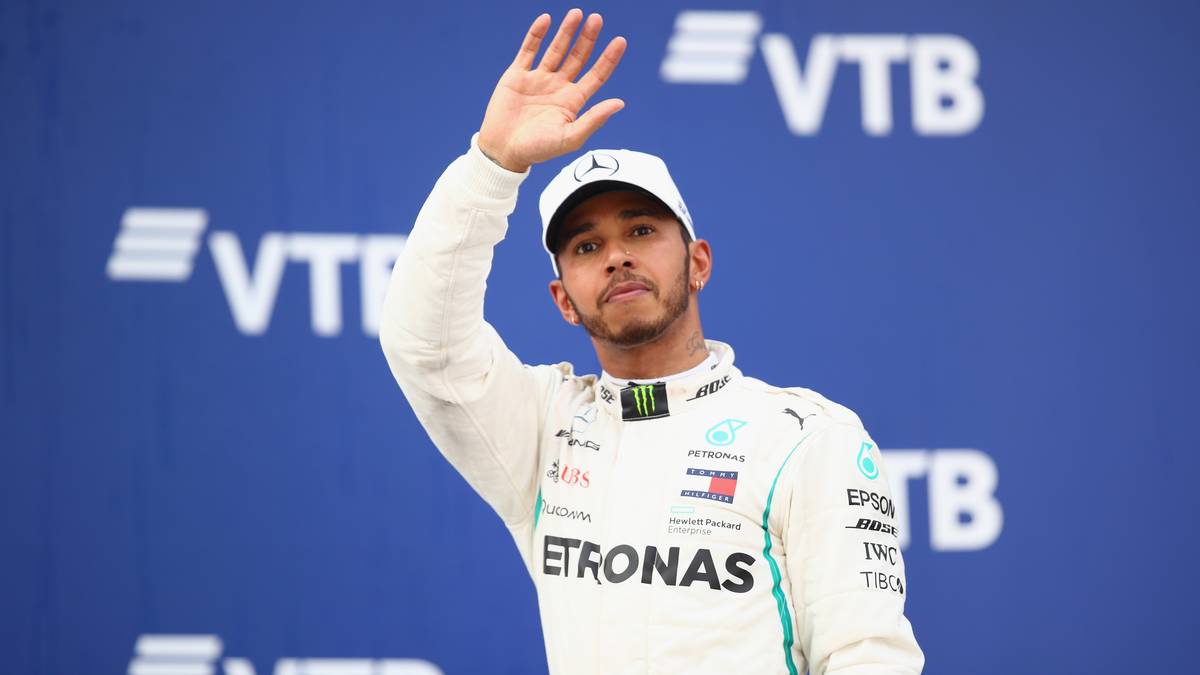 W wie Wohltätigkeit: Hamilton engagiert sich für zahlreiche karitative Zwecke. Unter anderem ist er Botschafter des Kinderhilfswerks UNICEF