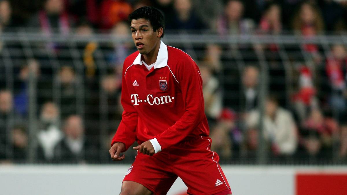Die Bayern setzten große Hoffnungen in den technisch versierten Mittelfeldspieler. Gerade einmal fünf Einsätze erhielt er in der Bundesliga, drei in der zweiten Mannschaft. Nach erfolglosen Ausleihen in Europa kehrte Dos Santos 2009 nach Südamerika zurück und spielt mit 36 für Cerro Porteno in Paraguay