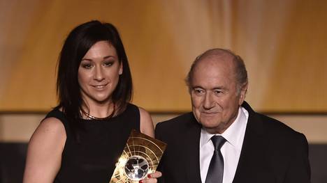 FIFA-Boss Joseph S. Blatter mit Weltfußballerin Nadine Kessler