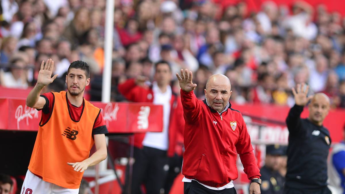 FC SEVILLA: Mit Trainer Jorge Sampaoli (r.) erwiesen sich die Andalusier lange als Titelaspirant. Zuletzt ging die Formkurve steil nach unten. Das Resultat: Platz vier