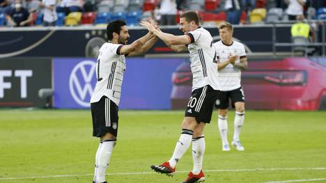 Gündogan (l.) und Gosens sind in Frankfurt angekommen