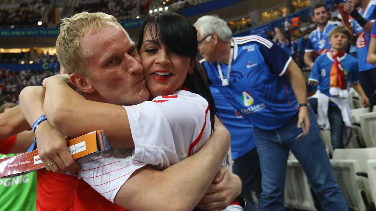 Polens Adam Wisniewski lässt sich von seiner Frau herzen nach dieser Heldentat