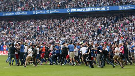 Zum Abschluss der vergangenen Saison stürmten HSV-Fans den Rasen - allerdings aus Freude über den Klassenerhalt
