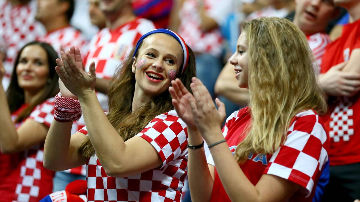 Diese beiden Frauen haben Spaß. Kein Wunder, sehen sie doch ein tolles Spiel zwischen ihren Kroaten und Mazedonien