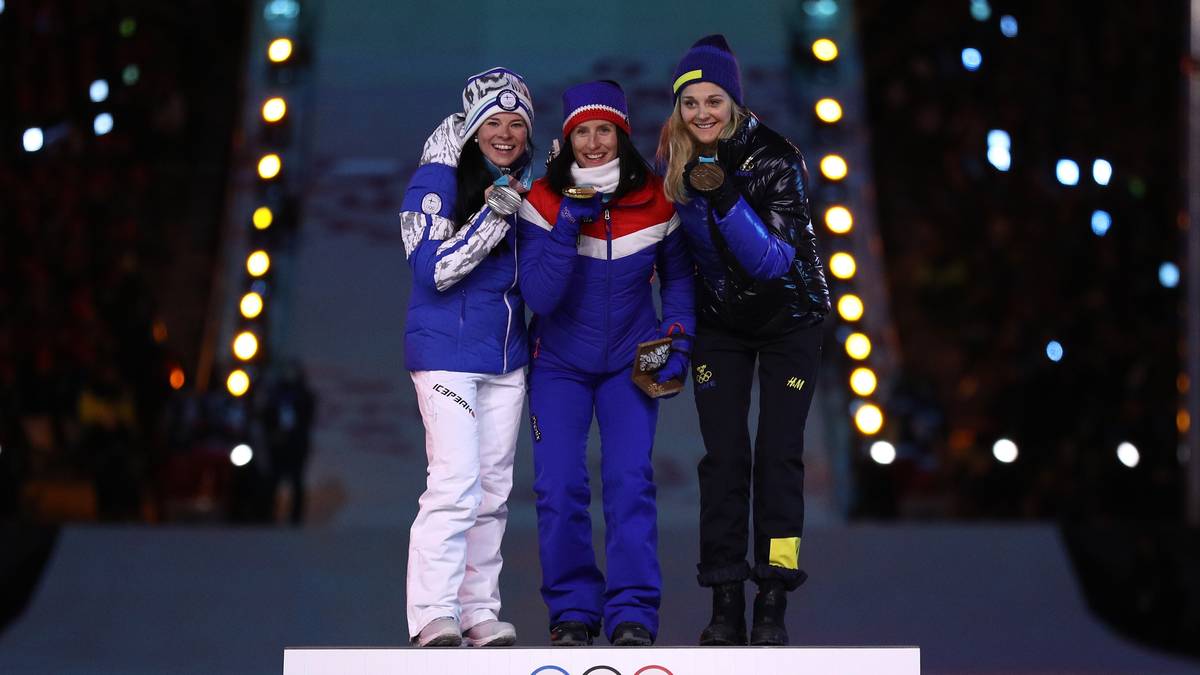 MARIT BJÖRGEN: Es war ein wahrhaft angemessen majestätischer und damit auch historischer Abschied von Olympia. Björgen tritt als Rekordhalterin von der größten aller Bühnen ab: mit achtmal Gold, viermal Silber, dreimal Bronze (8-4-3) - keiner, keine Frau, kein Mann, hat je bei Olympischen Winterspielen mehr erreicht