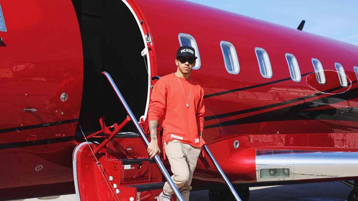 Herr Hamilton gibt sich jedoch mit schicken Autos nicht zufrieden. Er nennt auch ein kleines Flugzeug, Typ Bombardier Challenger 600, sein Eigen