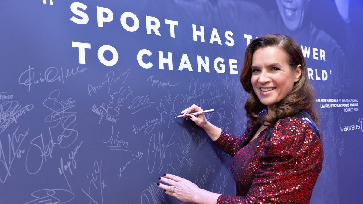 Sie schauspielert, moderiert im TV und kommentiert als Eiskunstlauf-Expertin, schreibt Fitnessbücher. Für den Playboy lässt die zeigefreudige Witt gleich zweimal die Hüllen fallen - aktuell lebt und arbeitet sie in Berlin