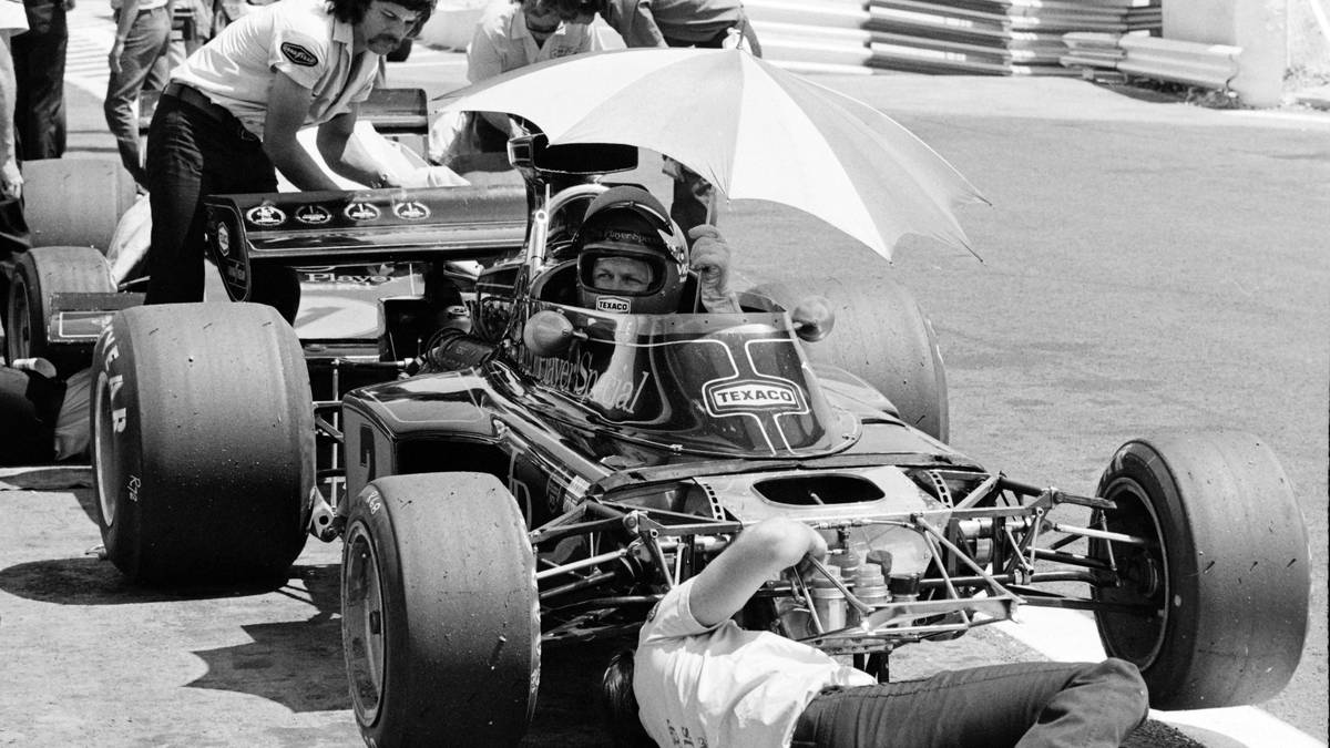 Viel gemeinsam haben die Formel-1-Boliden von 1972 nicht mit den aktuellen. Dennoch kann man auch in den 70er Jahren zu Aufholjagden ansetzen. Der Schwede RONNNIE PETERSON fährt im March beim USA-GP sogar von Platz 26 auf vier