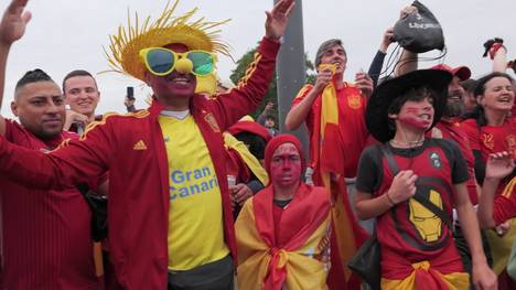 Vor dem EM-Spiel zwischen Spanien und Italien feiern die Fans vor der Arena auf Schalke. 
