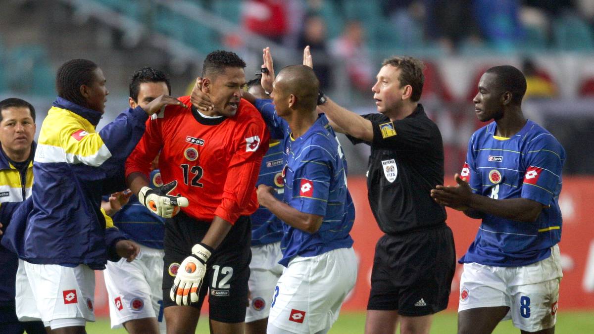 Den Preis für das schönste Tor des Monats heimst auch ein Torwart aus Kolumbien ein. Luis Martinez, eigentlich nur Nummer drei auf seiner Position, trifft im Testspiel gegen Polen per Abschlag. Die Distanz beträgt über 90 Meter