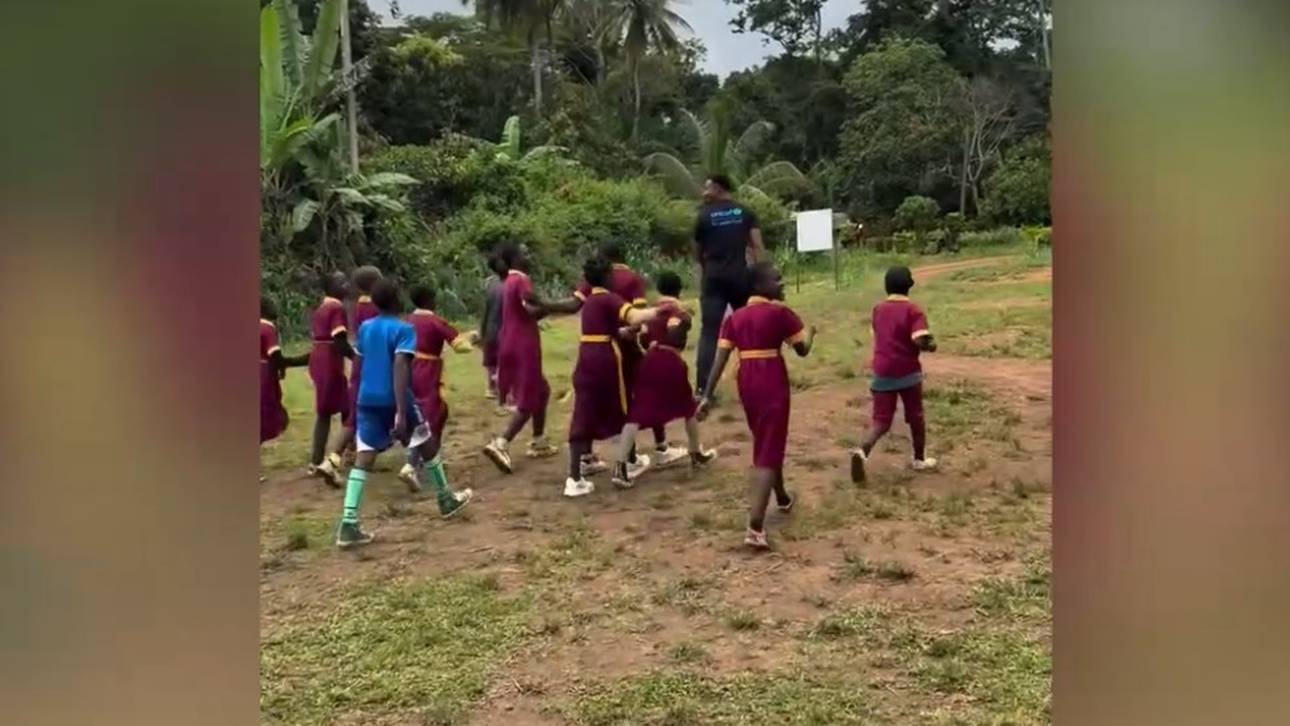 Deutscher Weltmeister begeistert Kinder in Kamerun