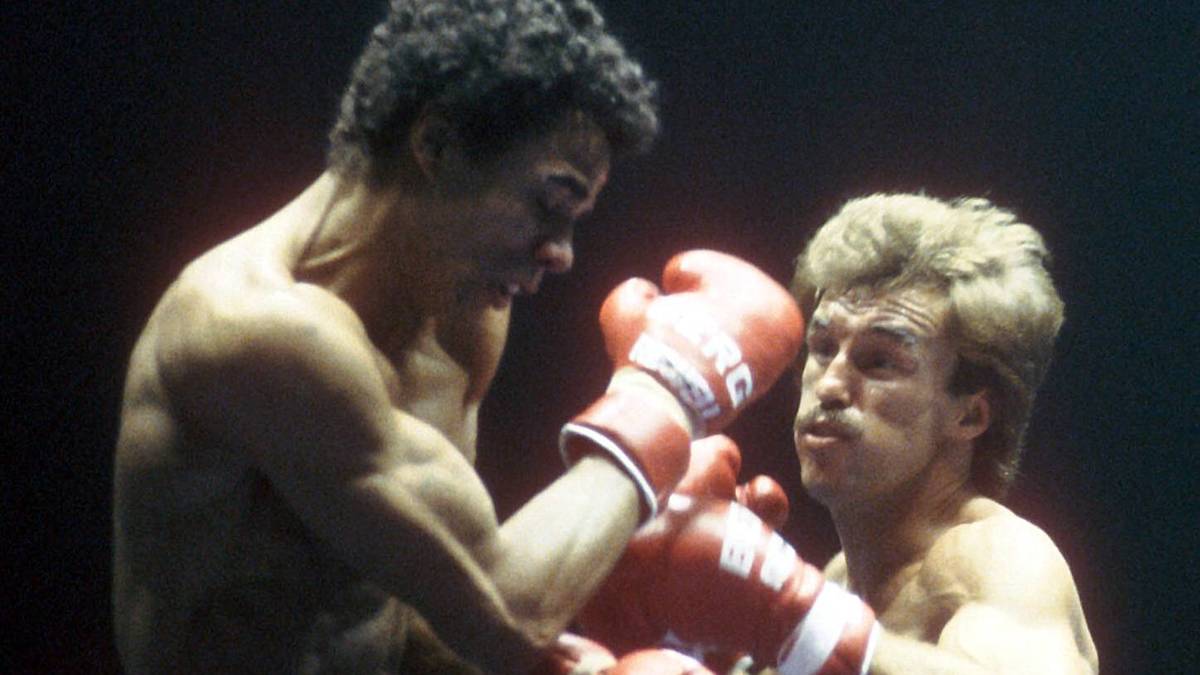 RENE WELLER (rechts): Schon in seinem dritten Profikampf wurde der gebürtige Pforzheimer Deutscher Meister. Am 25. September gewann er gegen Dieter Schantz durch K.o. in der vierten Runde den Titel im Leichtgewicht. In seiner weiteren Karriere folgten noch zwei Europameistertitel