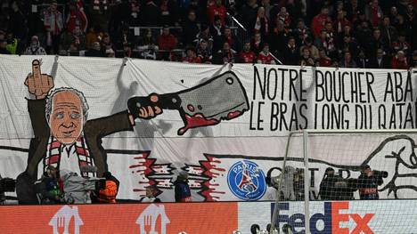 FCB-Fans mit einem Zeichen gegen PSG