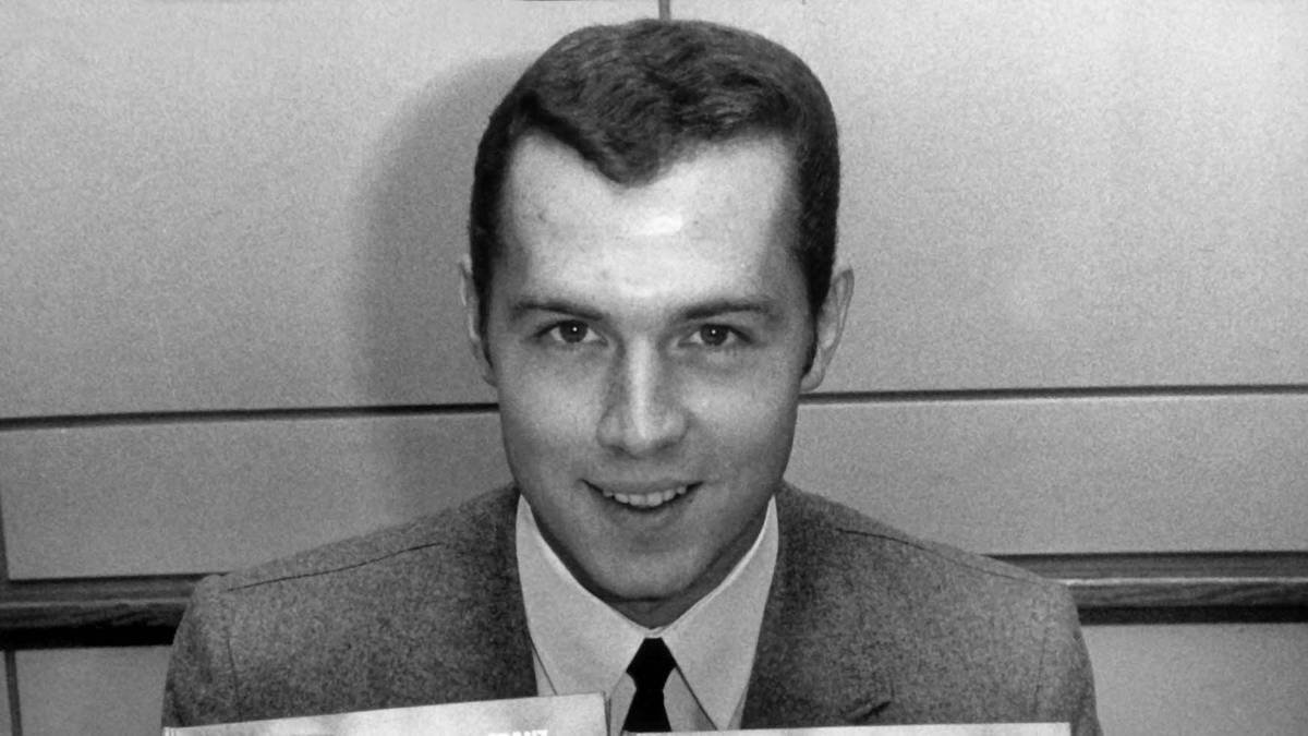 1969 erschien schon die zweite Autobiographie Beckenbauers. Der Titel: "Ein Gentleman am Ball". Die erste Biographie des damals 20-Jährigen (!) war bereits 1965 auf den Markt gekommen und hieß "Dirigent im Mittelfeld“. Richtig gelesen: Libero wurde Beckenbauer erst um 1968 herum