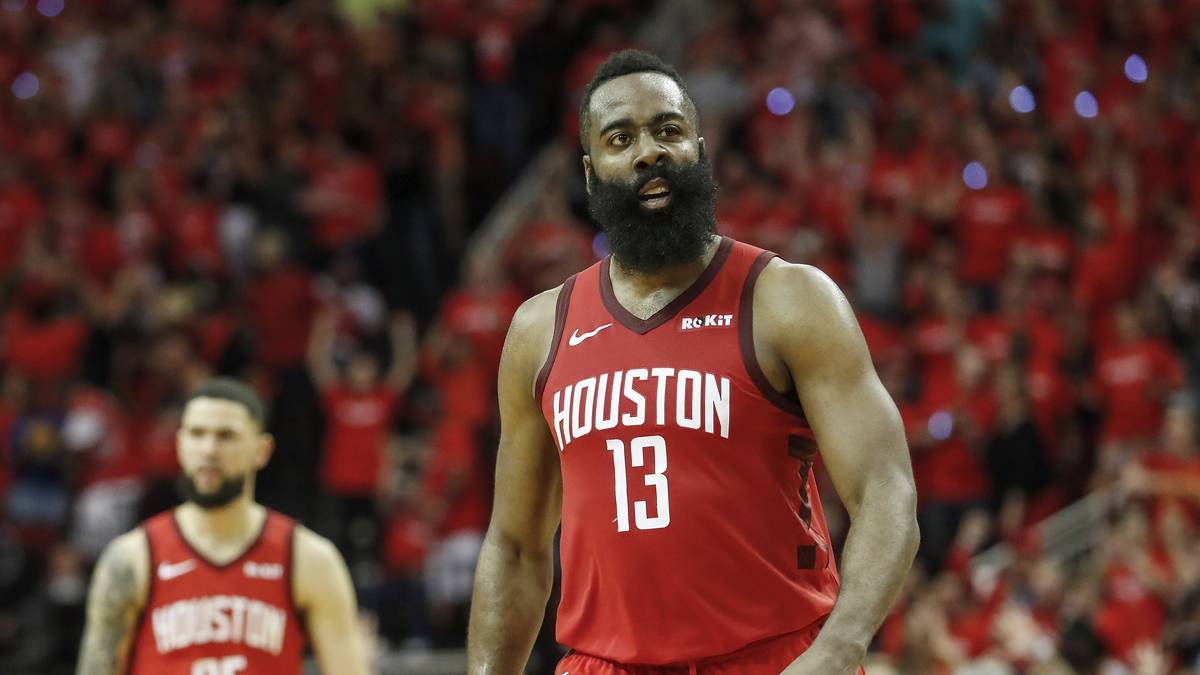 Allerdings könnte Hardens offensiver Output leiden. Können die Rockets das Feld breit genug machen, um ihrem Meister der Isolation genügend Freiräume zu verschaffen? Dennoch: Die beiden All-Stars bilden auf dem Papier einen der besten Backcourts aller Zeiten