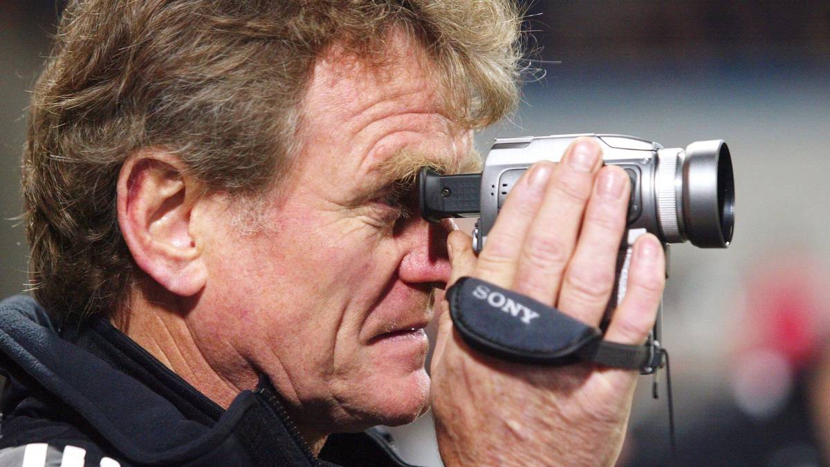 sondern mit seiner Frau Monika in seinem Feriendomizil in Südtirol, wo er nur im "kleinen Kreis" anstieß. SPORT1 blickt auf seine unvergleichliche Karriere zurück