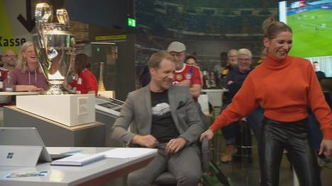 Oliver Pocher wird im SPORT1 FANTALK nach einem Spruch von Jana Wosnitza auf die Strafbank versetzt.