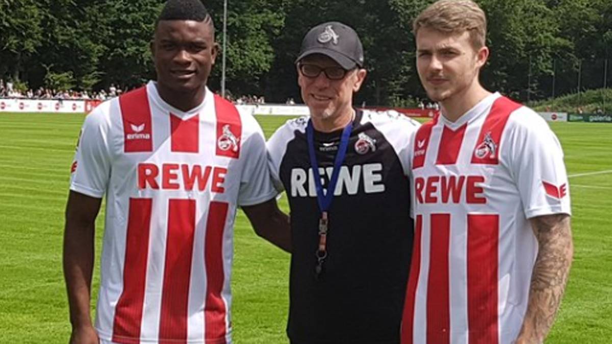 1. FC KÖLN: Die Geißböcke stellen zum Trainingsauftakt für die Saison 2017/18 ihr neues Heimtrikot vor. Es kombiniert die traditionelle Hauptfarbe Weiß mit roten Blockstreifen, die durch dunkelrote Akzente hervorgehoben werden. Den Neuzugängen Jhon Cordoba und Jannes Horn steht das Trikot schon mal gut...